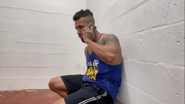 Meu colega de trabalho comeu minha esposa no vestiario da firma junto comigo